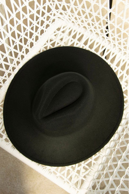 Klasyczny czarny kapelusz